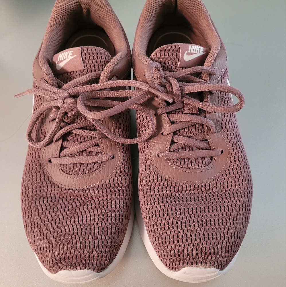 Nike Tanjun running shoe